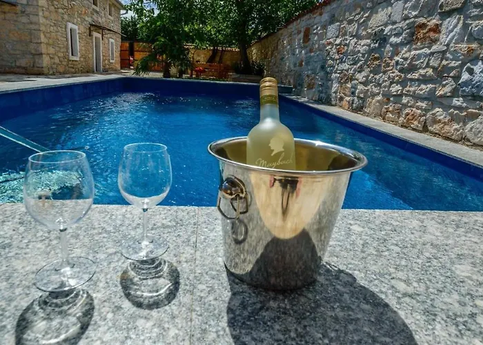 Lucia Βίλα Veliki Vareški